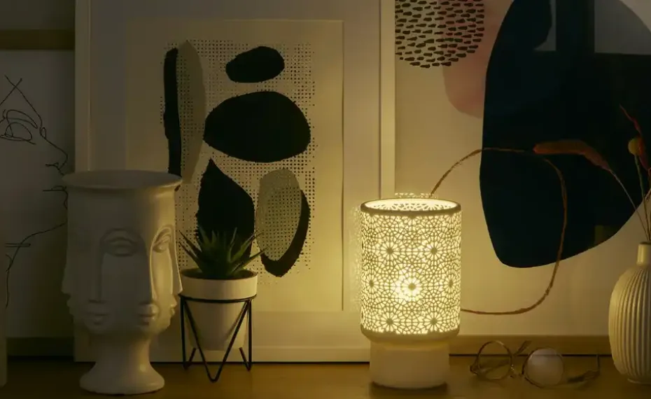 levelone Keramik-Tischleuchte, 1-flammig, weiß `Blumen´ | Blumen gestanzt